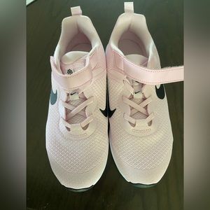 Nike revolution new without tags size 2.5 (child) running shoes